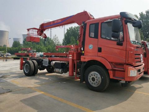 點擊查看詳細(xì)信息<br>標(biāo)題：6.3噸大運隨車吊 閱讀次數(shù)：1601
